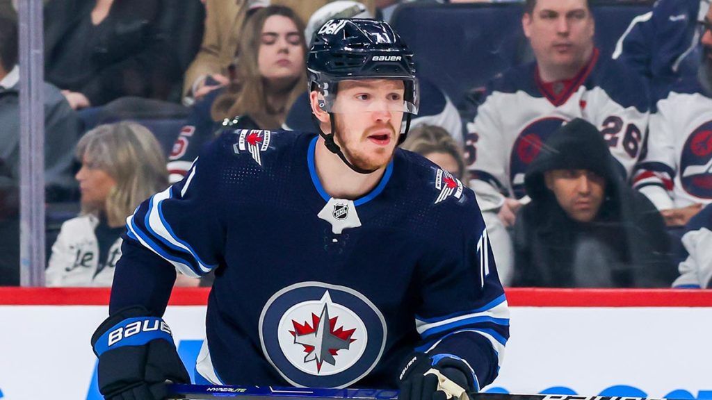 Sharks sign Svechnikov to one-year contract
