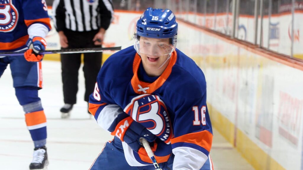 Canucks acquire Raty from Islanders