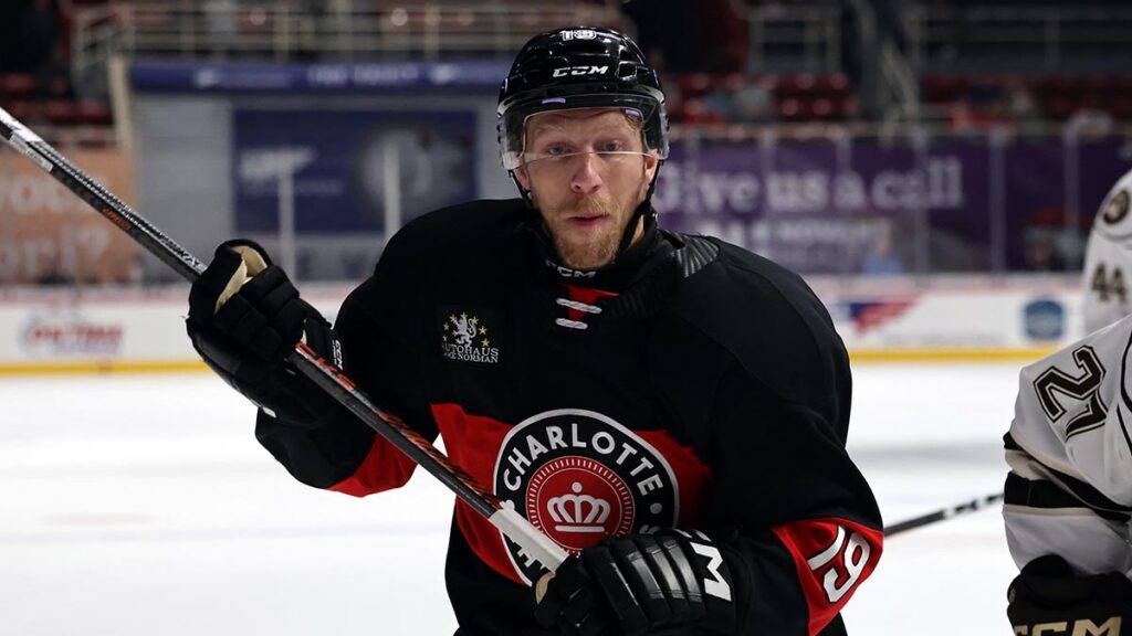 IceHogs sign former AHL MVP Mayhew