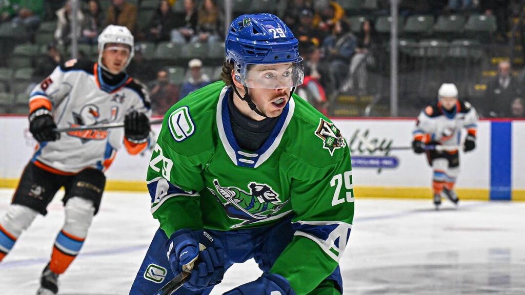 Canucks re-sign Berard | TheAHL.com